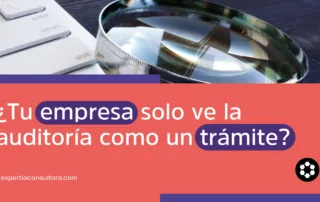 Lupa sobre teclado simbolizando análisis detallado en auditoría corporativa.