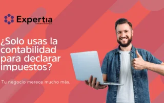 Hombre sonriente con laptop levantando el pulgar junto al mensaje sobre contabilidad profesional para PYMEs más allá de declarar impuestos.