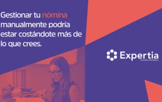 Mujer trabajando en la nómina manualmente con una calculadora, sobre fondo gráfico corporativo de Expertia.