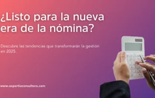Persona usando calculadora sobre fondo degradado con mensaje sobre nómina 2025