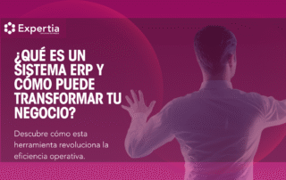 Empresario interactuando con una interfaz ERP para optimizar procesos