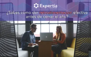 Líder dando retroalimentación efectiva durante el cierre de año