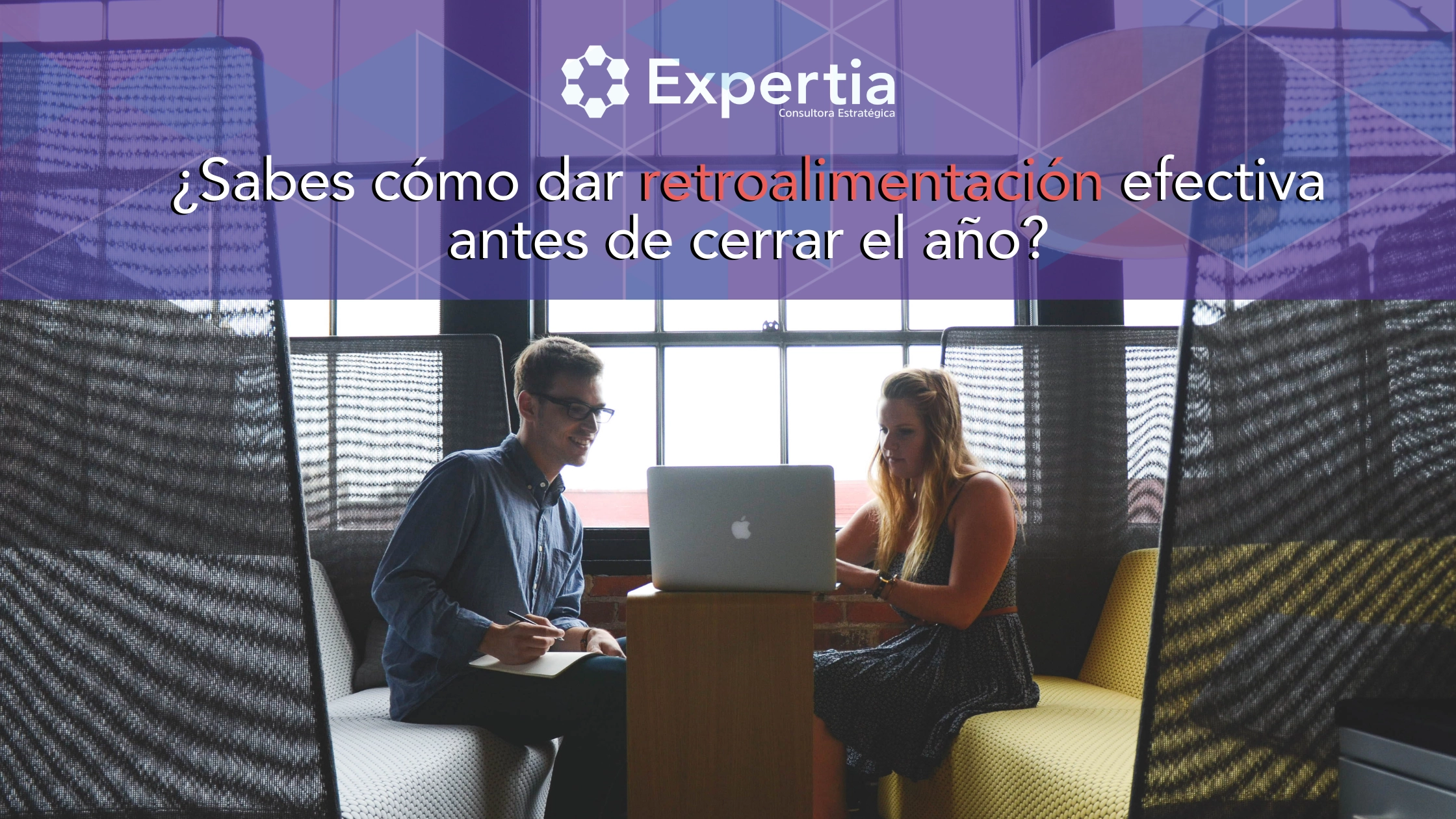 Líder dando retroalimentación efectiva durante el cierre de año