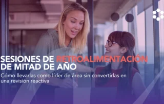 líder realizando sesión de retroalimentación de mitad de año basada en métricas y desempeño