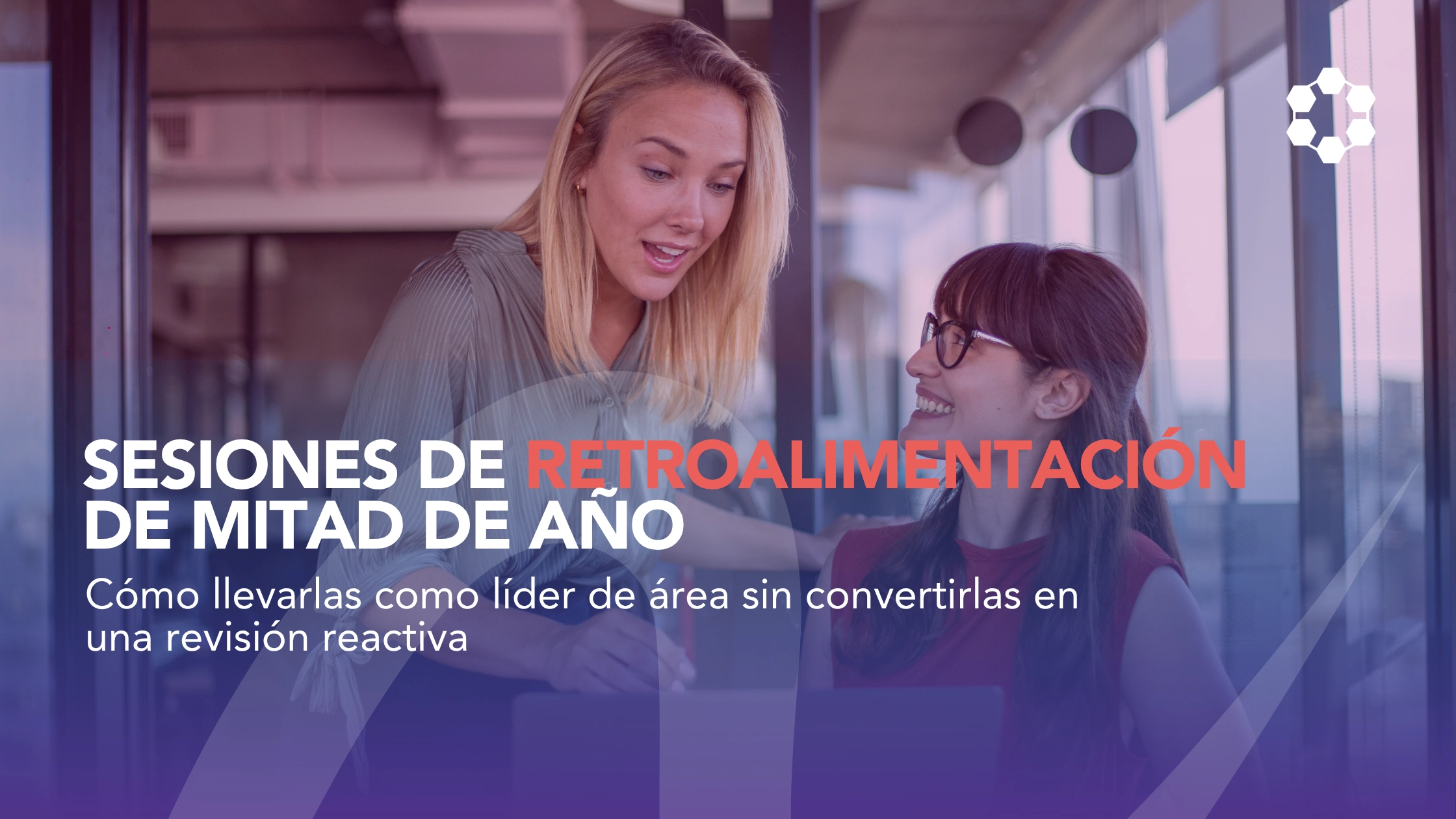 líder realizando sesión de retroalimentación de mitad de año basada en métricas y desempeño