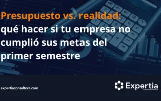 Calculadora, gráficas de barras y pluma sobre fondo azul oscuro, que ilustra el análisis de presupuesto vs. realidad en una empresa