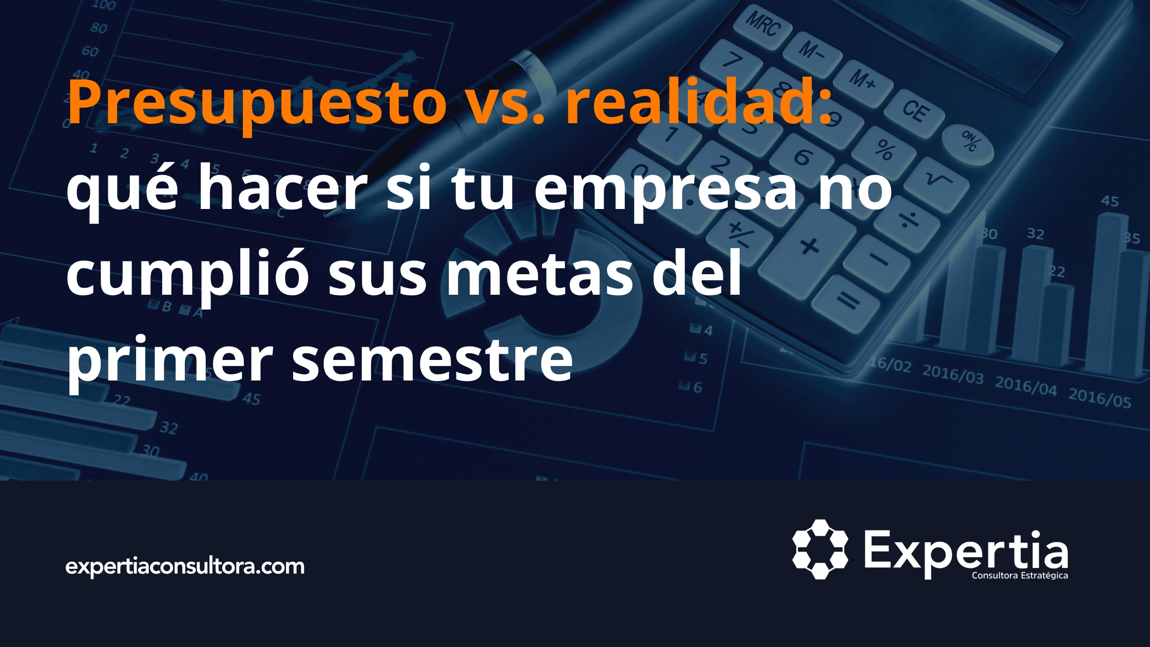 Calculadora, gráficas de barras y pluma sobre fondo azul oscuro, que ilustra el análisis de presupuesto vs. realidad en una empresa