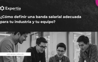 Persona de Recursos Humanos revisando una tabla de rangos salariales, que ilustra el proceso de definir una banda salarial por industria