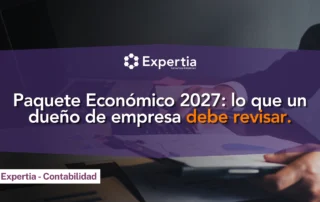 Persona con calculadora y documentos financieros, en referencia al Paquete Económico 2027 y su impacto en las empresas mexicanas